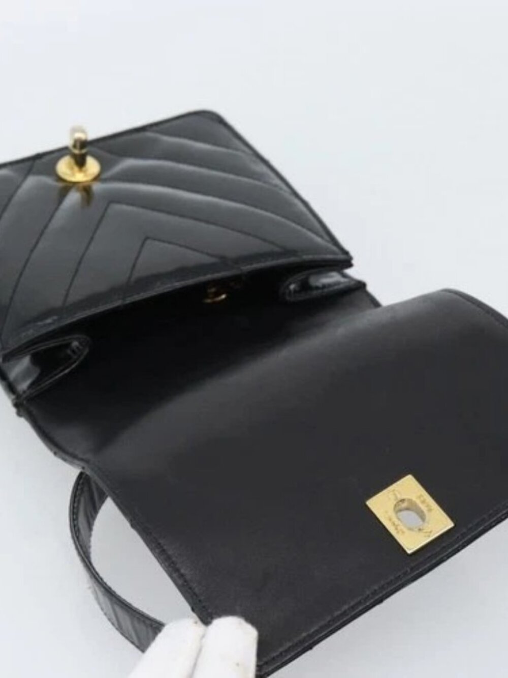 CHANEL V Stitch Waist bag Patent leather Black Gold CC Auth bs18829 - Picture 8 of 16